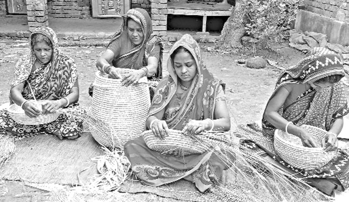 খড়-খেজুর পাতার পণ্যে স্বাবলম্বী শত শত পরিবার