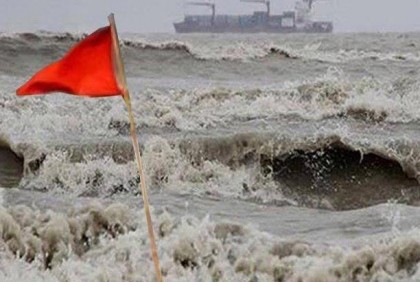 সাগরে নিম্নচাপ, বন্দরে সতর্ক সংকেত