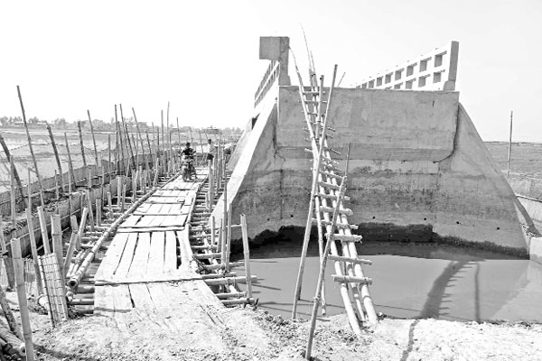 কাজে আসছে না তিন সেতু