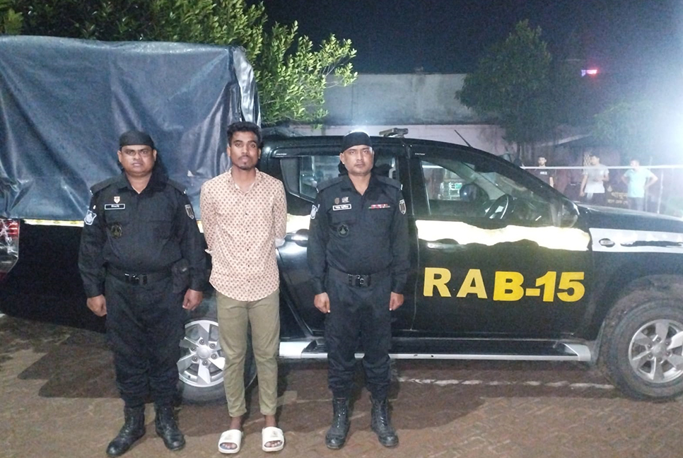 খাটের নিচ থেকে ১০ কোটি টাকার আইস উদ্ধার