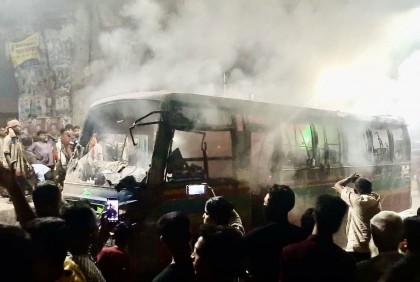 আগারগাঁওয়ে বেতার ভবনের সামনে বাসে আগুন