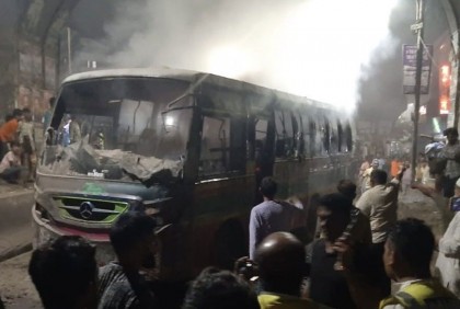 রাজধানীতে আধা ঘণ্টায় ৩ বাসে আগুন
