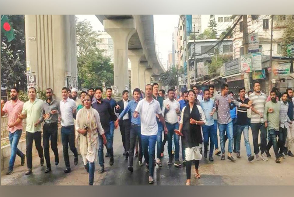 অবরোধের সমর্থনে পল্টনে ছাত্রদলের মিছিল