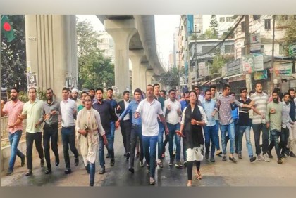 অবরোধের সমর্থনে পল্টনে ছাত্রদলের মিছিল