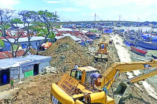 অবৈধ স্থাপনা গিলে খাচ্ছে কর্ণফুলী নদী
