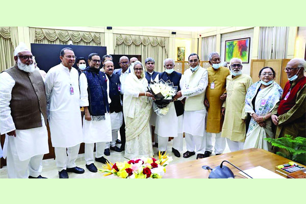 শেখ হাসিনাকে ফুল দিয়ে শুভেচ্ছা