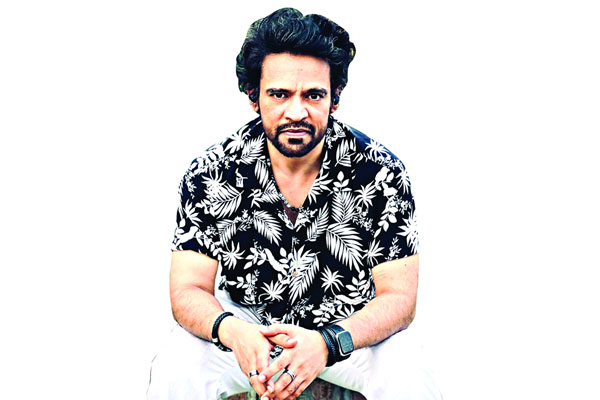 শিল্পীরা মাঝে মধ্যে বিরতিতে যান