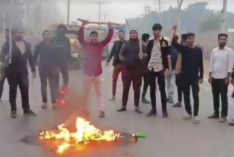 আশুলিয়ায় ঢাকা-আরিচা মহাসড়কে ছাত্রদলের বিক্ষোভ