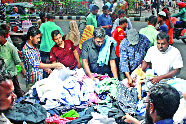 শীত না আসতেই ফুটপাতে ভাসমান গরম কাপড়ের দোকান