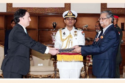 রাষ্ট্রপতির কাছে তিন দেশের রাষ্ট্রদূতের পরিচয়পত্র পেশ

