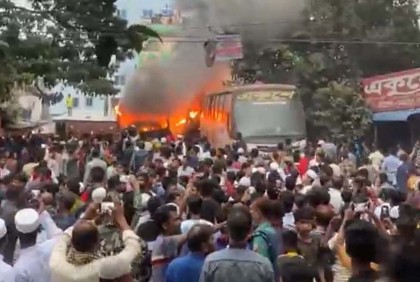 মানিকনগরে ৩টি বাসে আগুন

