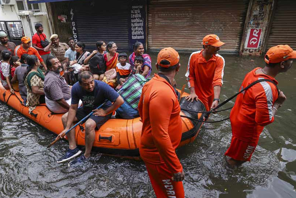 মিগজাউমের দাপটে তৃতীয় দিনেও বিপর্যস্ত ভারতের অনেক এলাকা