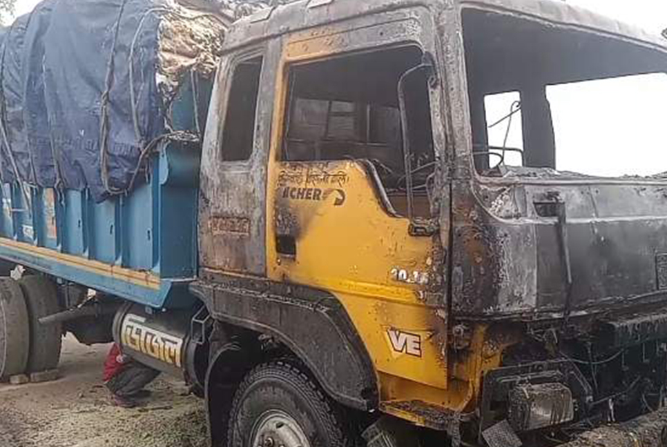 দিনাজপুরে চাল ভর্তি ট্রাকে আগুন 