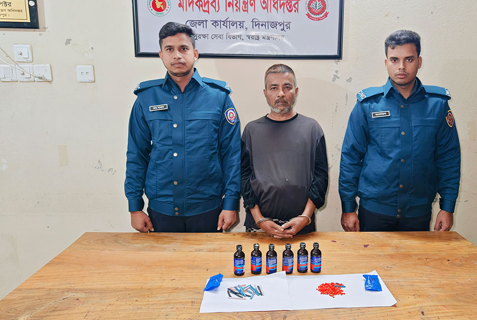 দিনাজপুরে 
মাদক কারবারি আটক