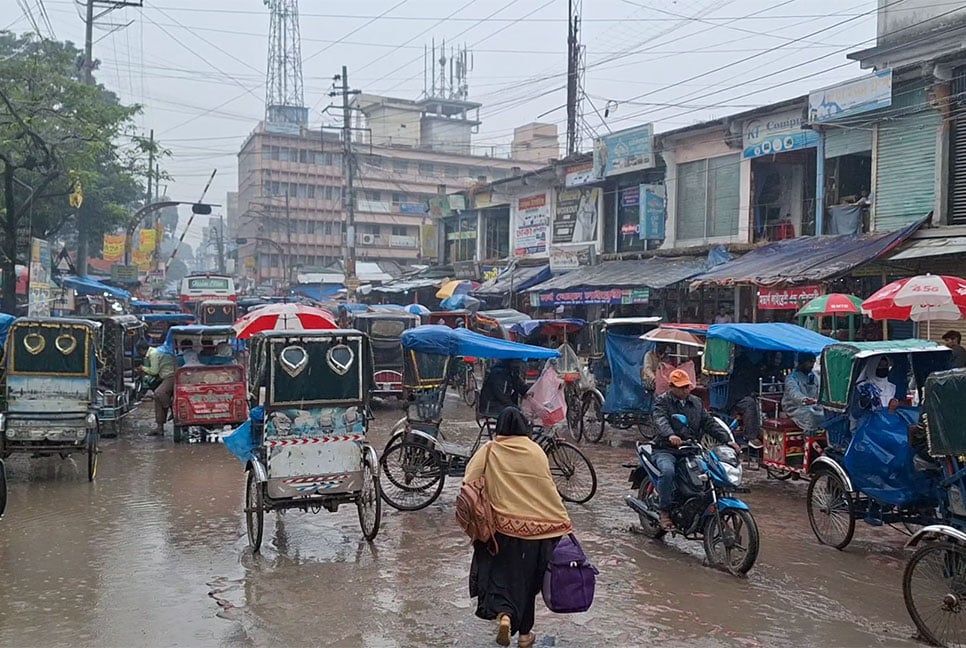 জয়পুরহাটে গুঁড়ি গুঁড়ি বৃষ্টিতে দুর্ভোগ   

