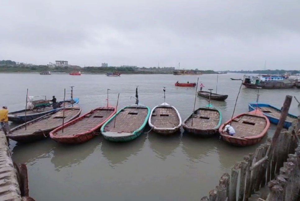 বাগেরহাটে গুঁড়ি গুঁড়ি বৃষ্টিতে জনজীবনে দুর্ভোগ 

