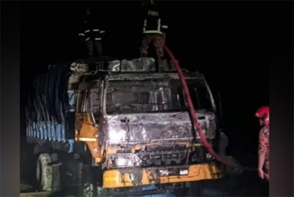 দিনাজপুরে চলন্ত চাল বোঝাই ট্রাকে আগুন