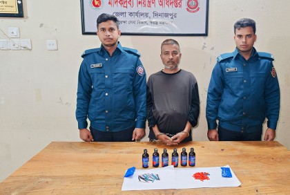 দিনাজপুরে 
মাদক কারবারি আটক