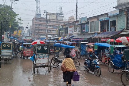 জয়পুরহাটে গুঁড়ি গুঁড়ি বৃষ্টিতে দুর্ভোগ   

