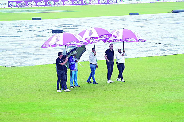বৃষ্টিতে ভেসে গেল টেস্টের দ্বিতীয় দিন