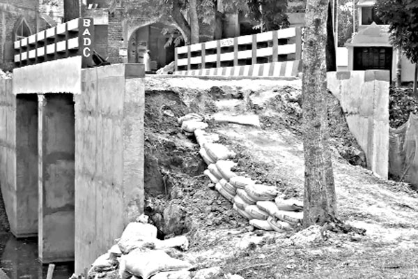 সংযোগ সড়ক নেই কালভার্টে