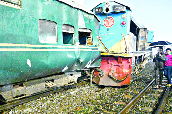 ক্রেনের ধাক্কায় ট্রেন লাইনচ্যুত
