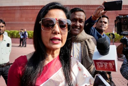 সংসদ সদস্যপদ খারিজ, দেখে নেবার হুমকি তৃণমূলের মহুয়ার