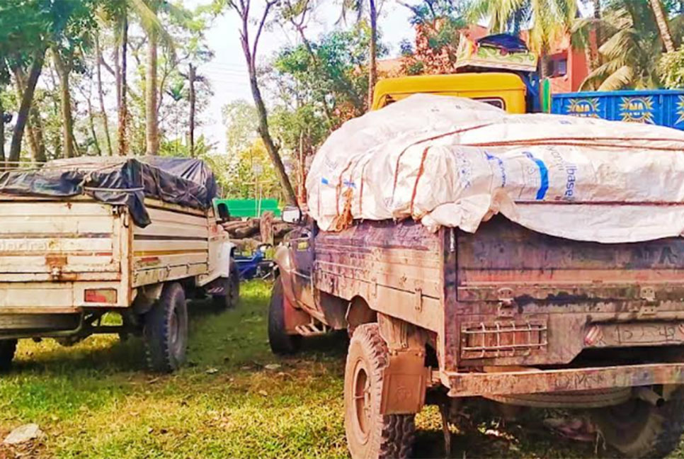শেরপুরে ৩ ট্রাক ভারতীয় চিনিসহ আটক ৩