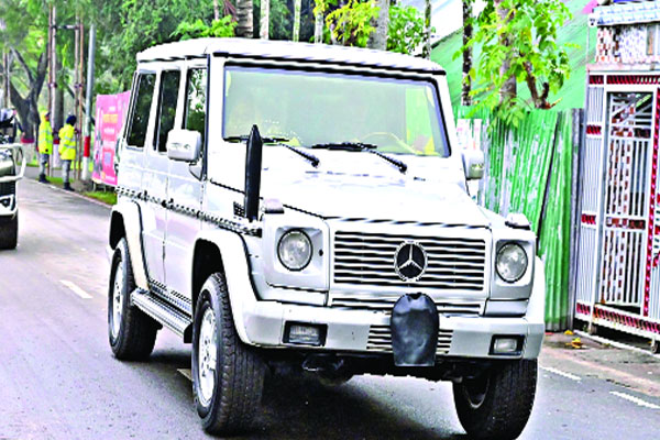 পতাকাহীন গাড়িতে কোটালীপাড়ায় প্রধানমন্ত্রী