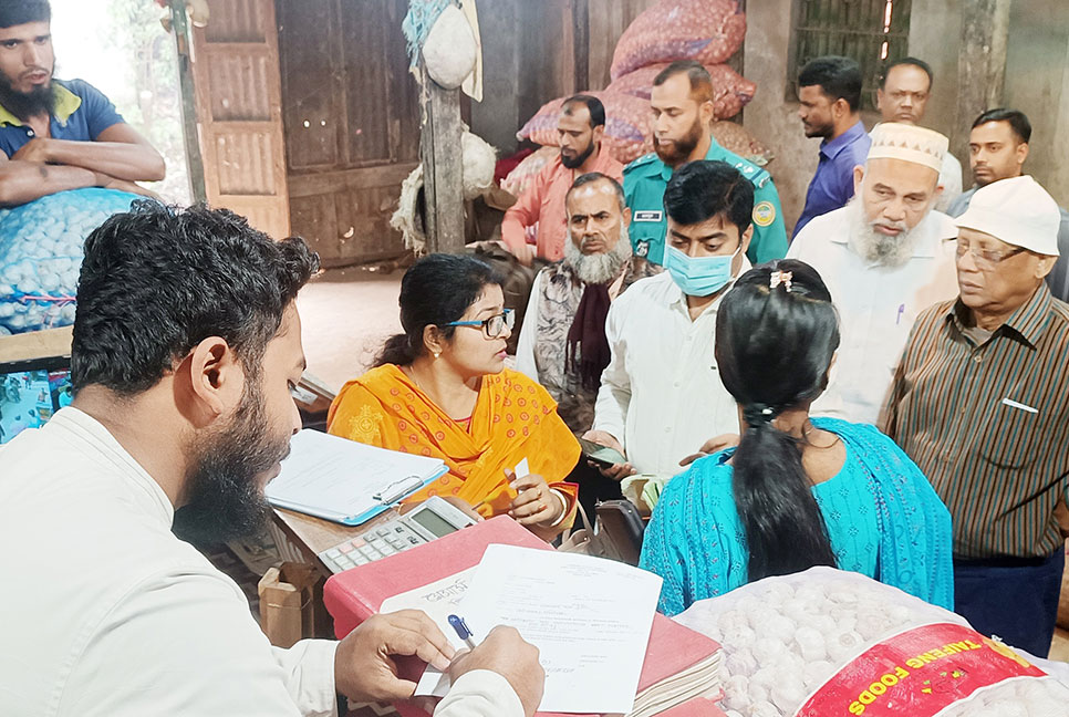 বরিশালে পিয়াজের দাম বেশি রাখায় জরিমানা

