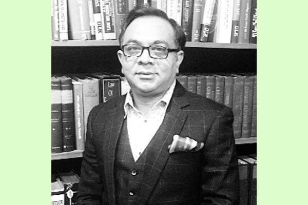 মুড়ির সাদা ঠোঙায় গল্প লিখে পাঠান মানিক
