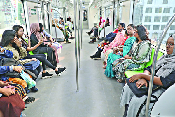 মেট্রোতে নারীর স্বস্তির যাত্রা