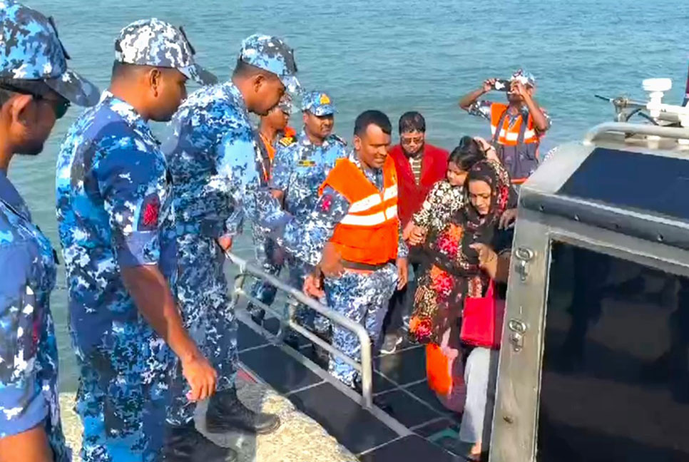 ডুবোচরে আটকা জাহাজের ৪৪ পর্যটক উদ্ধার

