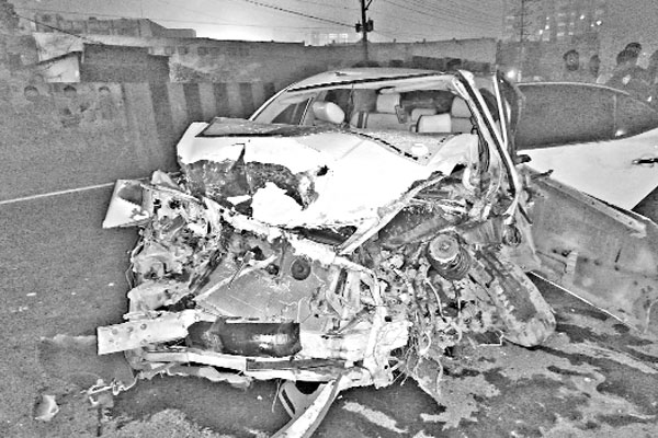 প্রাইভেট কার নিয়ন্ত্রণ হারিয়ে আইল্যান্ডে ধাক্কা, নিহত ২