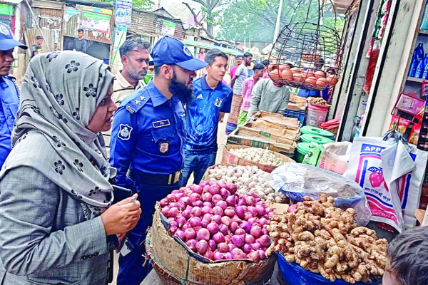 দোকানিকে জরিমানা করেছেন ভ্রাম্যমাণ আদালত