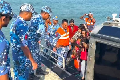 ডুবোচরে আটকা জাহাজের ৪৪ পর্যটক উদ্ধার

