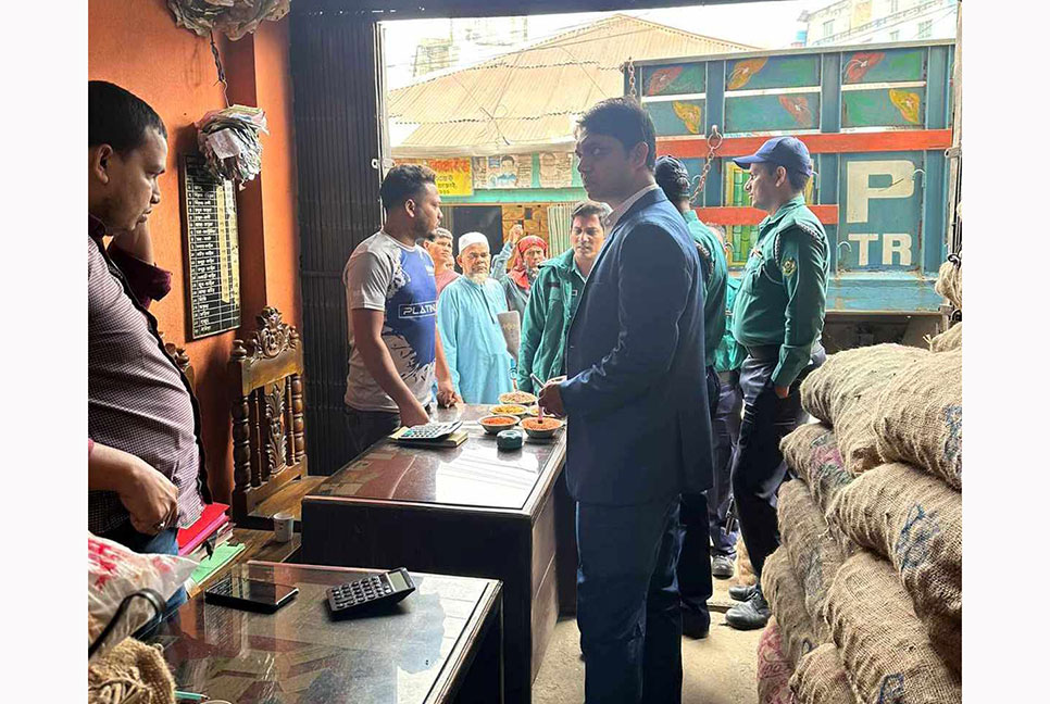 চট্টগ্রামে পিয়াজের বাজার নিয়ন্ত্রণে অভিযান  


