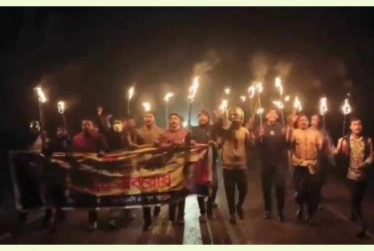 বিএনপির ডাকা অবরোধ সফল করতে নাটোরে মশাল মিছিল