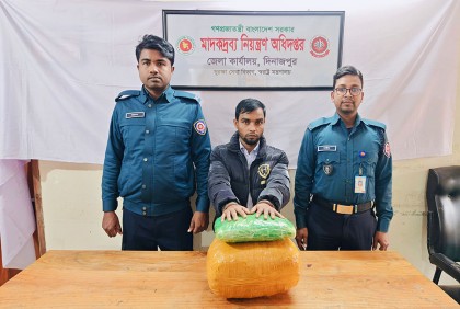 দিনাজপুরে মাদক কারবারি আটক

