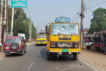 কালীগঞ্জে অবরোধের সমর্থনে ট্রাক-লেগুনা ভাঙচুর  