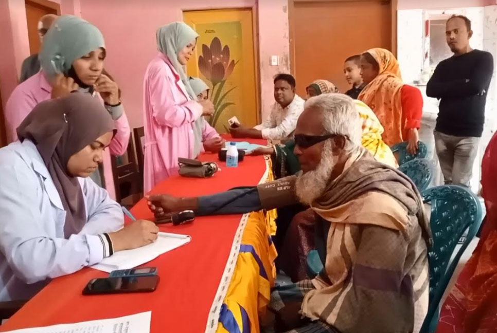 ঠাকুরগাঁওয়ে শতাধিক রোগীকে বিনামূল্যে স্বাস্থ্যসেবা প্রদান