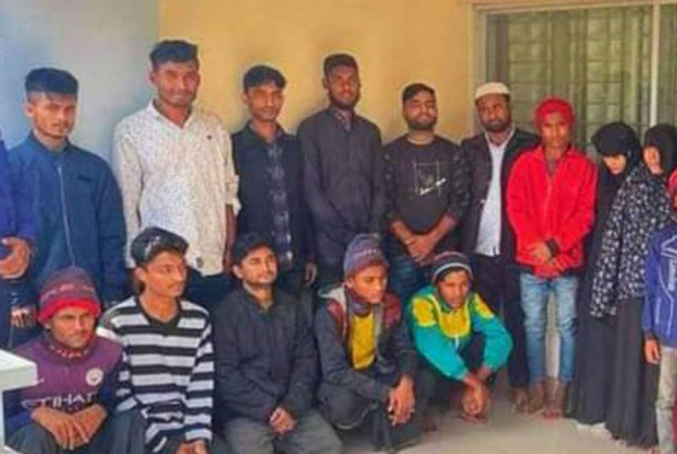 সাগরপথে মালয়েশিয়া যাওয়ার চেষ্টা, রোহিঙ্গাসহ আটক ২৪