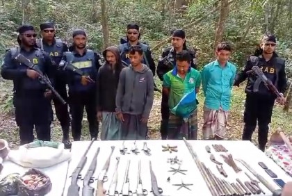 পাহাড়ে অস্ত্র তৈরির কারখানা, অস্ত্র উদ্ধার, আটক ৪