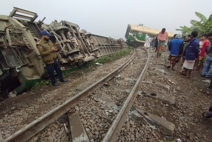 লাইন কেটে রাখায় ট্রেন লাইনচ্যুত, রেল যোগাযোগ বন্ধ, নিহত ১