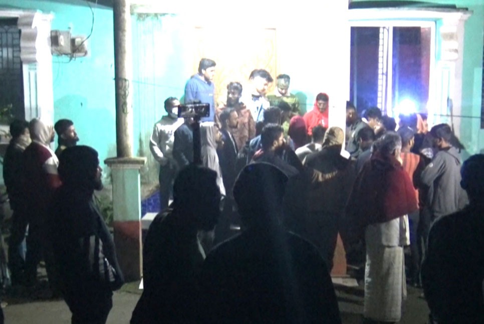 ফেনীতে গলায় উড়না প্যাঁচানো নারীর মরদেহ উদ্ধার