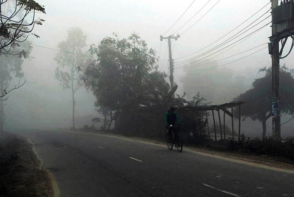 দিনাজপুরে কুয়াশার সাথে জেঁকে বসছে শীত