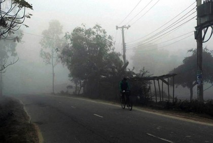 দিনাজপুরে কুয়াশার সাথে জেঁকে বসছে শীত