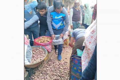 ৮৫ টাকায় বিক্রিতে কমছে পিয়াজের দাম
