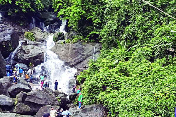 দুধসাদা জলের নহর