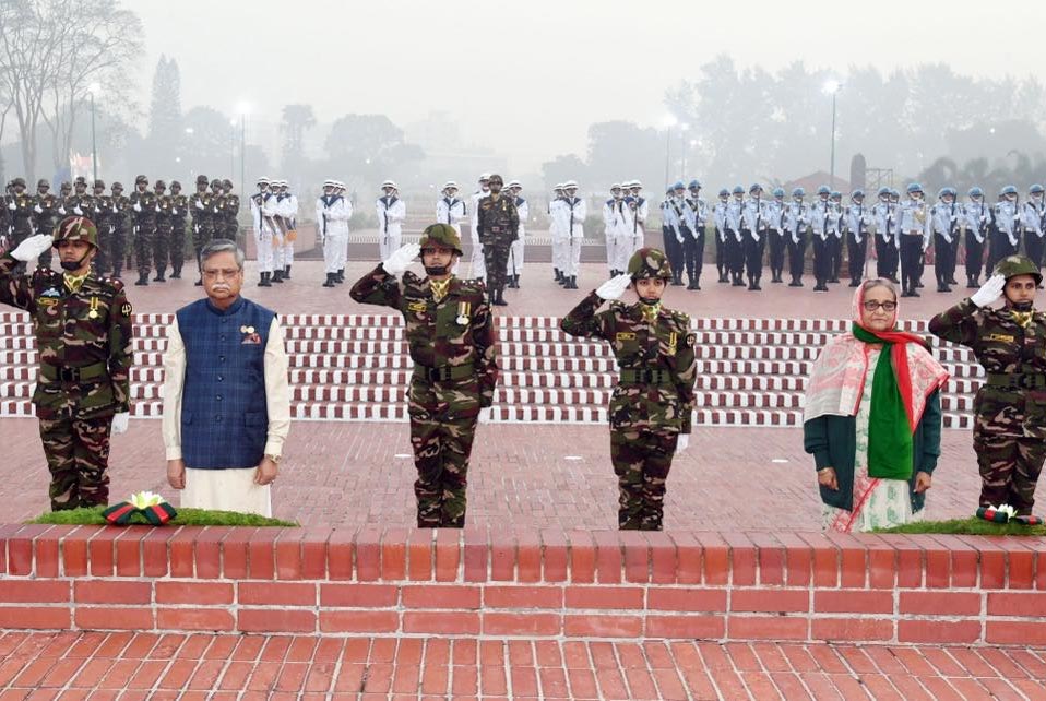 বীর শহীদদের শ্রদ্ধা জানালেন রাষ্ট্রপতি-প্রধানমন্ত্রী